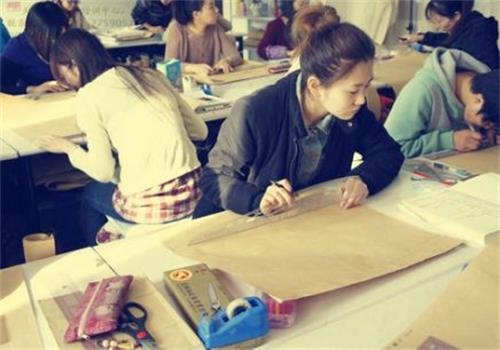 秦皇島東方服裝學(xué)校正規(guī)嗎？有什么教學(xué)方式？
