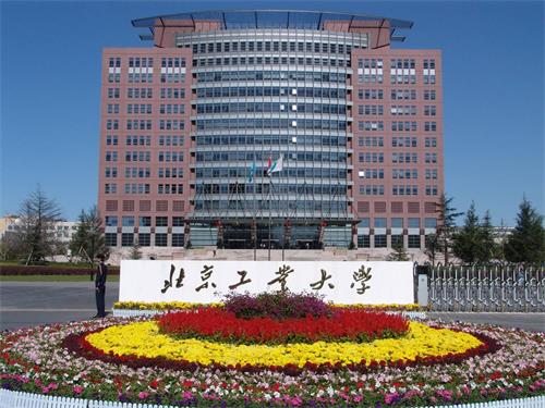 工業(yè)機(jī)器人學(xué)校選哪里？