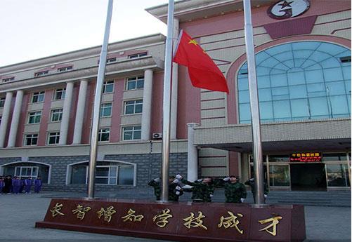 保定新興工業(yè)技工學校是全日制學校嗎？學校提供住宿嗎？
