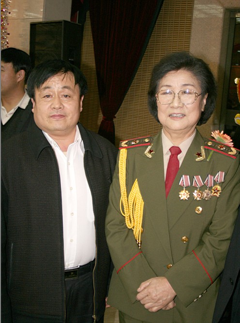 全國一級演員，政協(xié)委員馬玉濤（右一）與曹振峰同志合影